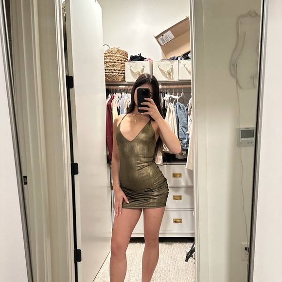 Dresses & Skirts - Slinky green emerald mini/midi dress